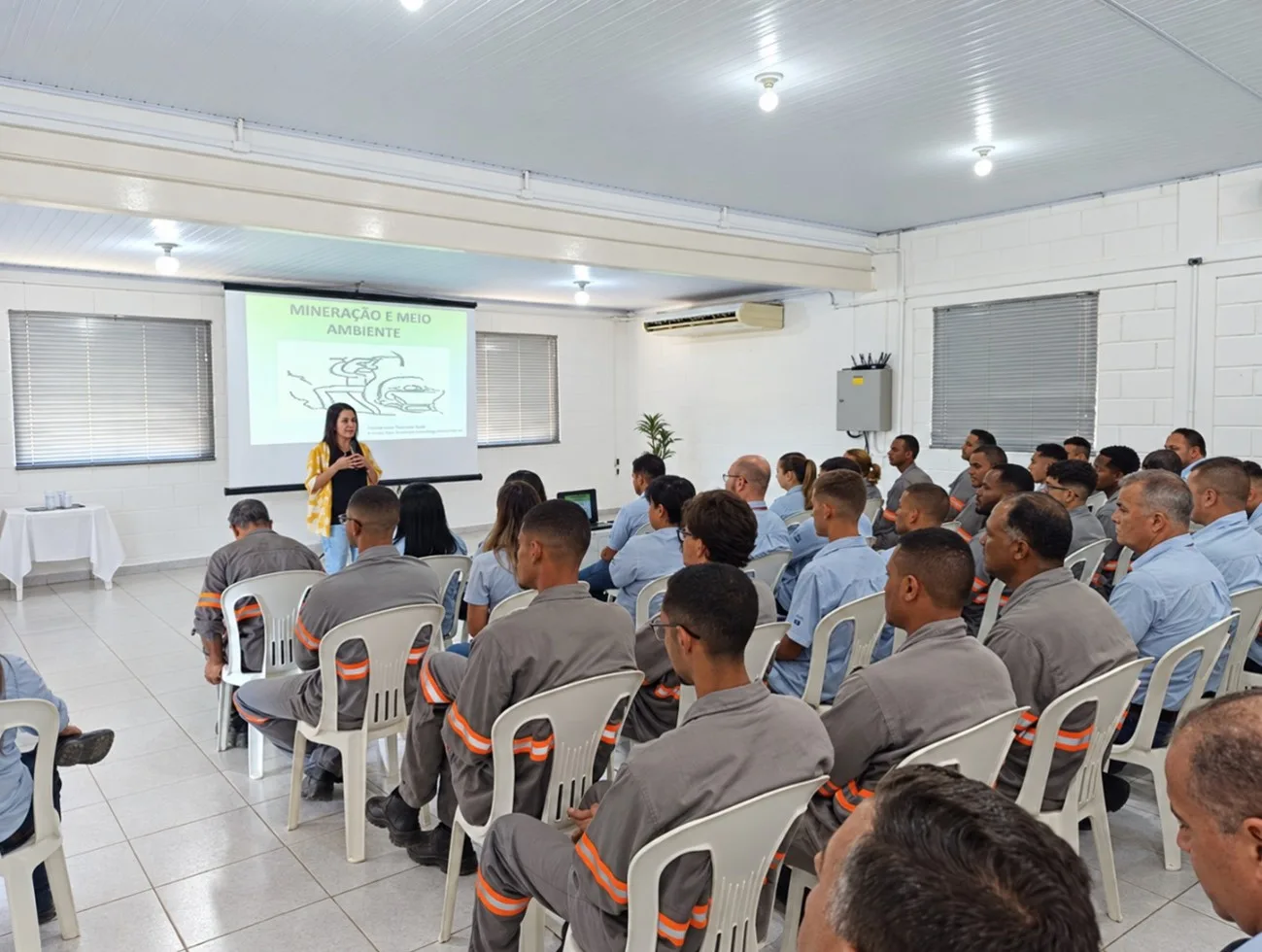 Roberta Zago apresentando conteúdo sobre licenciamento ambiental
